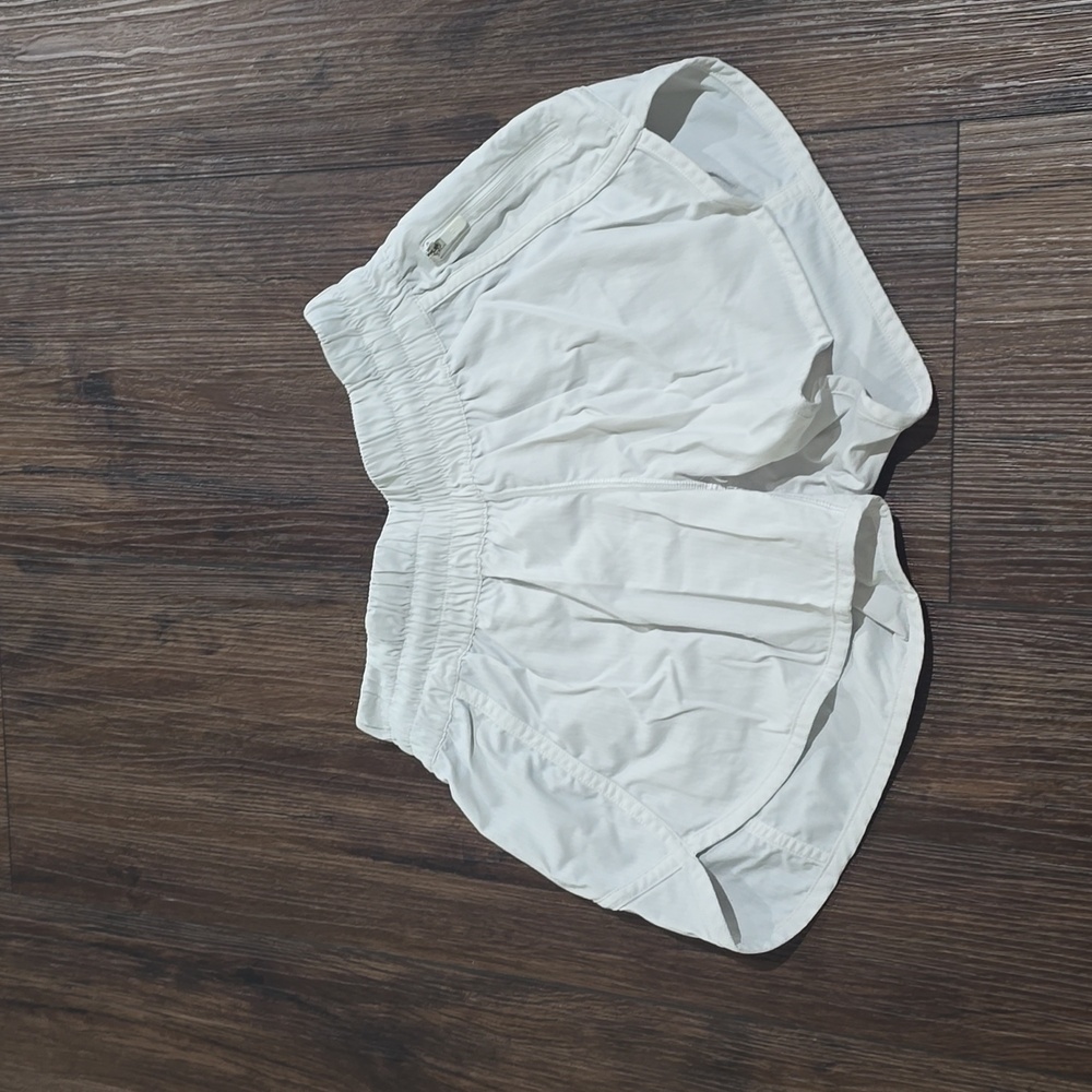 Lululemon hotty hot low rise 2.5" in white size 4